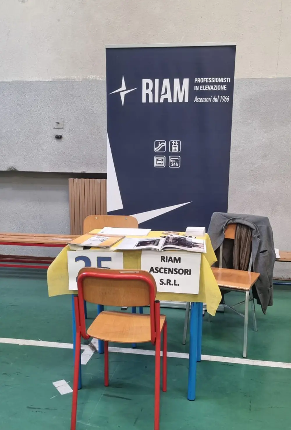 Ascensore moderno in contesti classici
